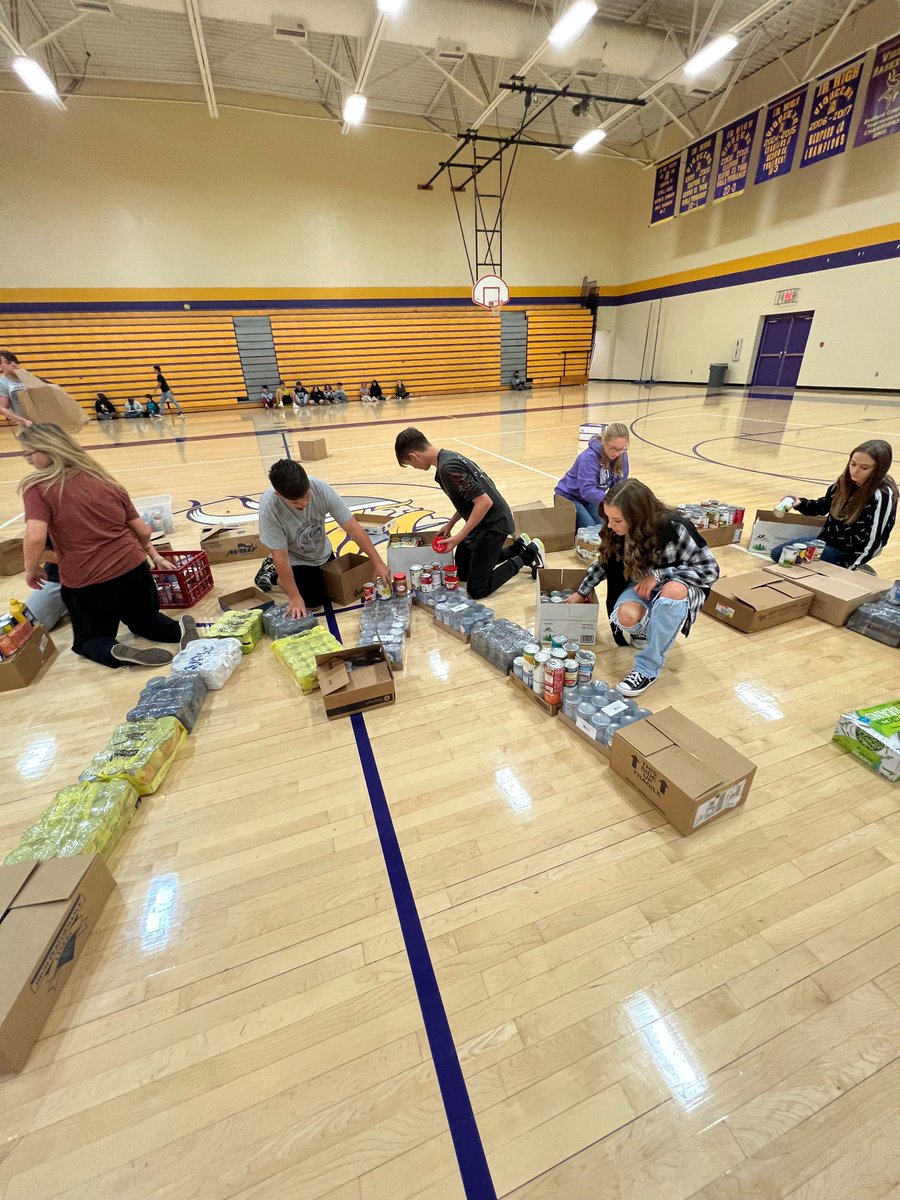 BedCoSchools's tweet photo. With a goal of 1,500, #CommunityMiddleSchool students & staff went #AboveAndBeyond with 2,247 non-perishable items for their annual Student Council Canned Food Drive! StuCo members delivered today to Gateway Church to support the Shelbyville Community Soup Kitchen. #GivingBack https://t.co/L65qqtewNX