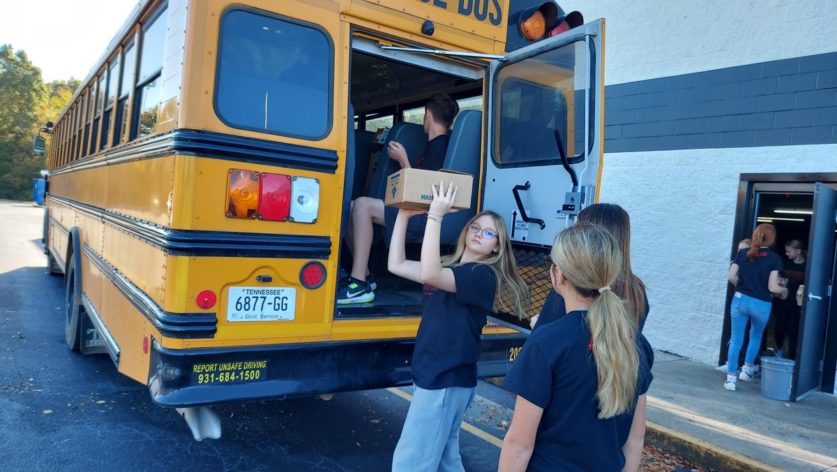 BedCoSchools's tweet photo. With a goal of 1,500, #CommunityMiddleSchool students & staff went #AboveAndBeyond with 2,247 non-perishable items for their annual Student Council Canned Food Drive! StuCo members delivered today to Gateway Church to support the Shelbyville Community Soup Kitchen. #GivingBack https://t.co/L65qqtewNX
