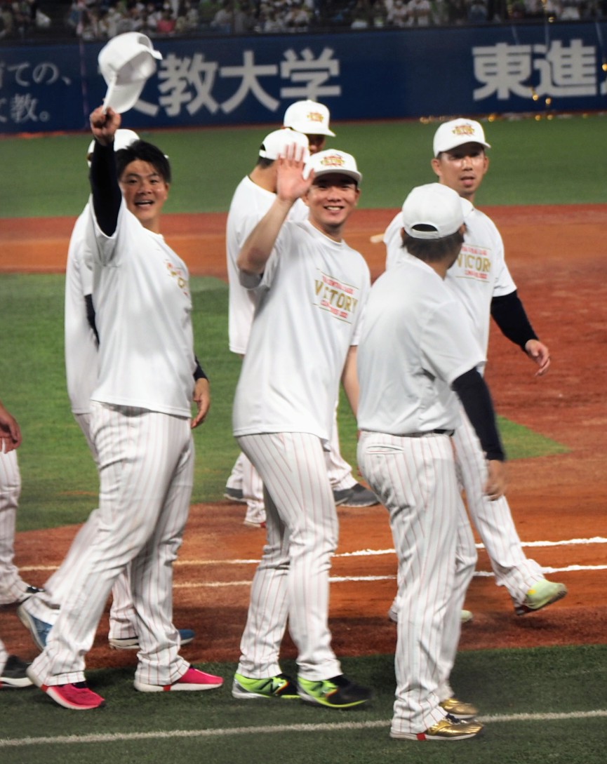 the2896next's tweet photo. 今日はすぐ後ろに出川さんと飯尾さんがいらしていて、選手の皆さまが出川さん達に気がついて満面の笑み😄
こちらを見て笑顔で手を振っているので、自分に向けられた笑顔かと錯覚しそうな勢いｗ https://t.co/Rabxb2PWj6