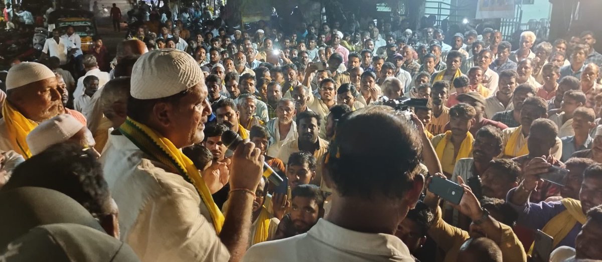 DNFollowers's tweet photo. చేబ్రోలు మండలం వేజండ్లలో ఉదయం 7 గంటల నుండి కొనసాగుతున్న జగన్ మోహన్ రెడ్డి బాదుడే బాదుడు కార్యక్రమము

ప్రజలనుద్దేశి���చి ప్రసంగిస్తున్న పొన్నూరు మాజీ శాసన సభ్యులు శ్రీ @DhulipallaNk https://t.co/H9tJvT0mTt