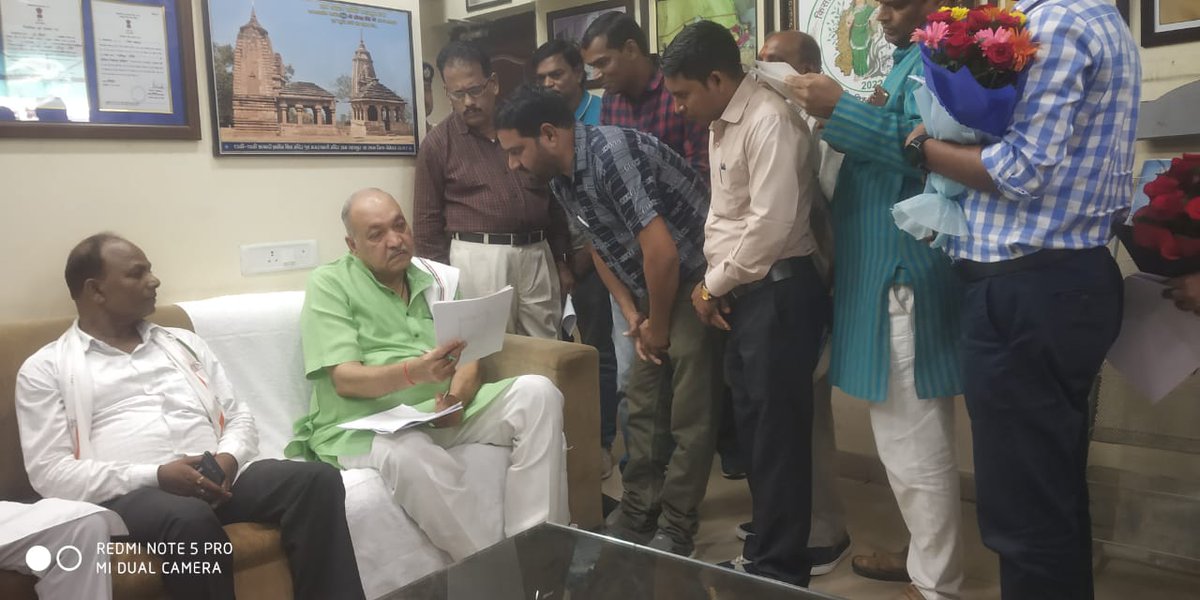 मनरेगा संगठन ने पंचायत मंत्री श्री <a href="/RChoubeyCG/">Ravindra Choubey</a> जी से मुलाकात किए।

@ हड़ताल अवधी का वेतन भुगतान।
@ नियमितीकरण।
@ पंचायत नियमावली।

इन विषयों पर चर्चा की गई।

युद्ध में विराम हुआ हैं, युद्ध करना भूले नहीं हैं।
71 दिनों का आंदोलन अभी जहन में हैं, हमने लड़ना भुला नहीं हैं।