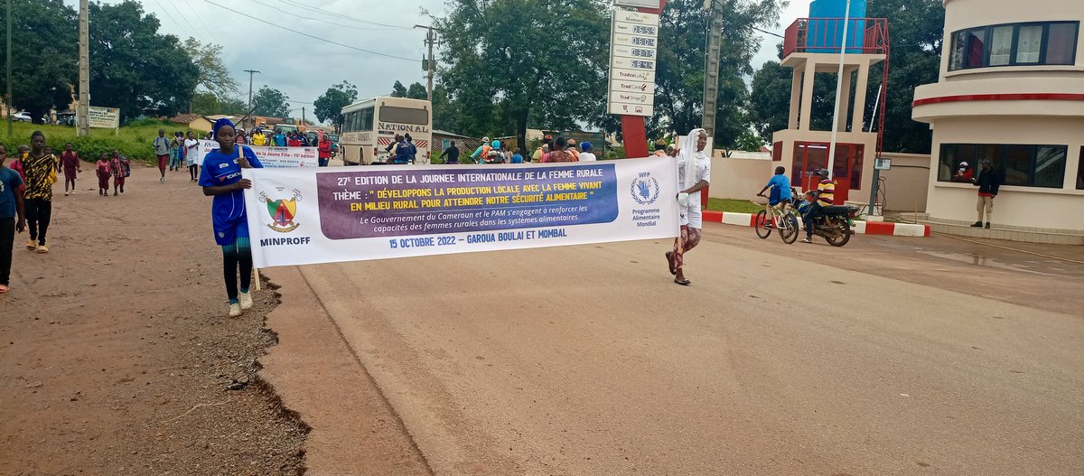 WFP_Cameroon's tweet photo. #Cameroon🇨🇲
#HappeningNow
"Nous, hommes de #GarouaBoulai,visons la #SécuritéAlimentaire"-Sous Préfet en tête de la marche de soutien, prélude à la #JIFR
@WFP_Cameroon est engagé aux côtés de l'Etat pour renforcer les capacités des femmes rurales👩🌾,essentielles pour la #FaimZéro https://t.co/RORt1fo72f