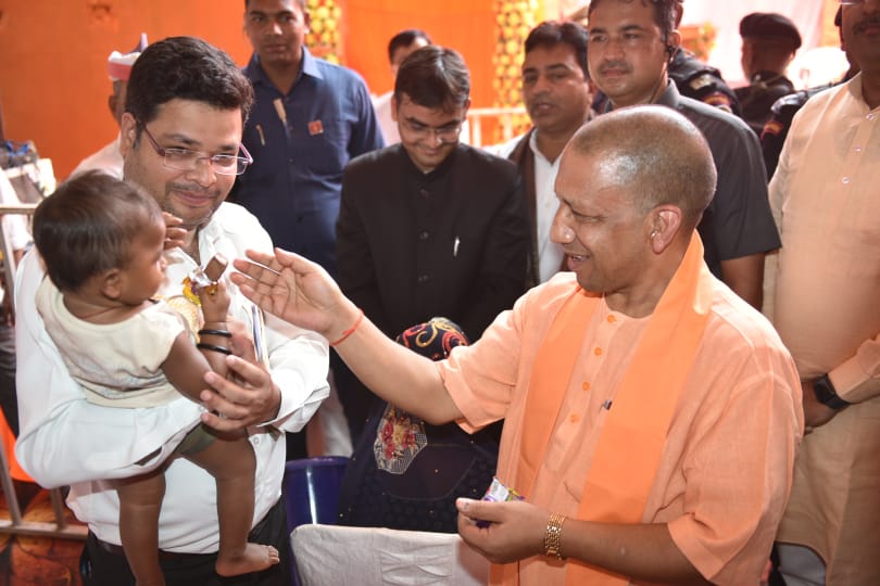DmMaharajganj's tweet image. मा. मुख्यमंत्री उ.प्र.शासन श्री @myogiadityanath जी द्वारा बाढ़ पीड़ितों को राहत सामग्री व बाढ़ से हुए नुकसान की क्षतिपूर्ति हेतु अनुदान राशि का प्रमाणपत्र वितरित किया गया। इस अवसर पर मा. मुख्यमंत्री जी द्वारा बाढ़ पीड़ितों की सहायता हेतु जिला प्रशासन को अमूल्य निर्देश भी दिए गए।