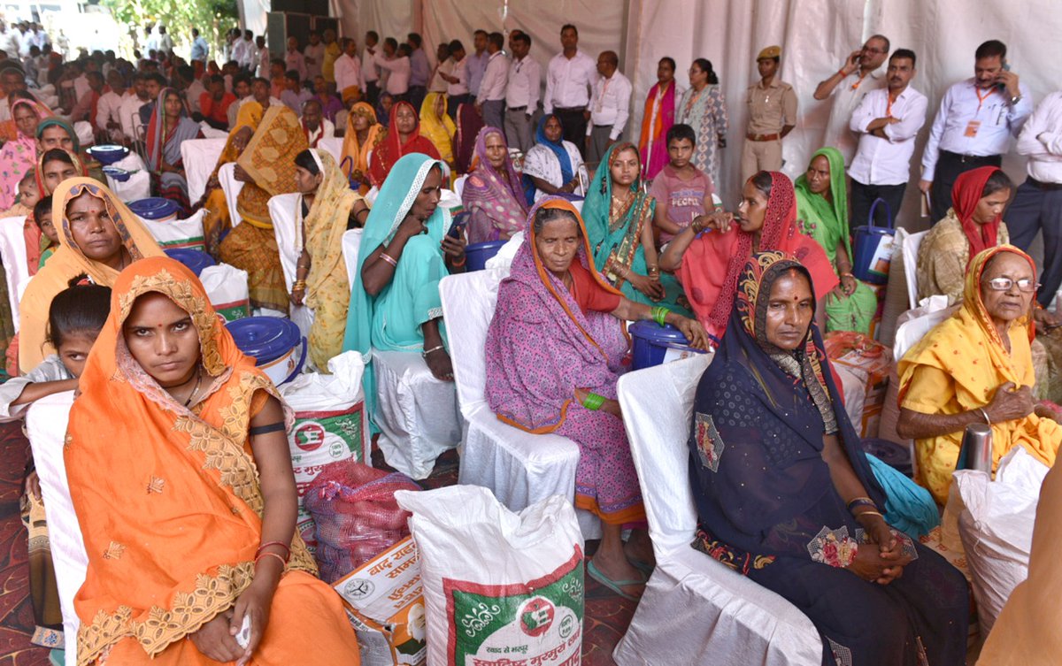 DmMaharajganj's tweet image. मा. मुख्यमंत्री उ.प्र.शासन श्री @myogiadityanath जी द्वारा बाढ़ पीड़ितों को राहत सामग्री व बाढ़ से हुए नुकसान की क्षतिपूर्ति हेतु अनुदान राशि का प्रमाणपत्र वितरित किया गया। इस अवसर पर मा. मुख्यमंत्री जी द्वारा बाढ़ पीड़ितों की सहायता हेतु जिला प्रशासन को अमूल्य निर्देश भी दिए गए।