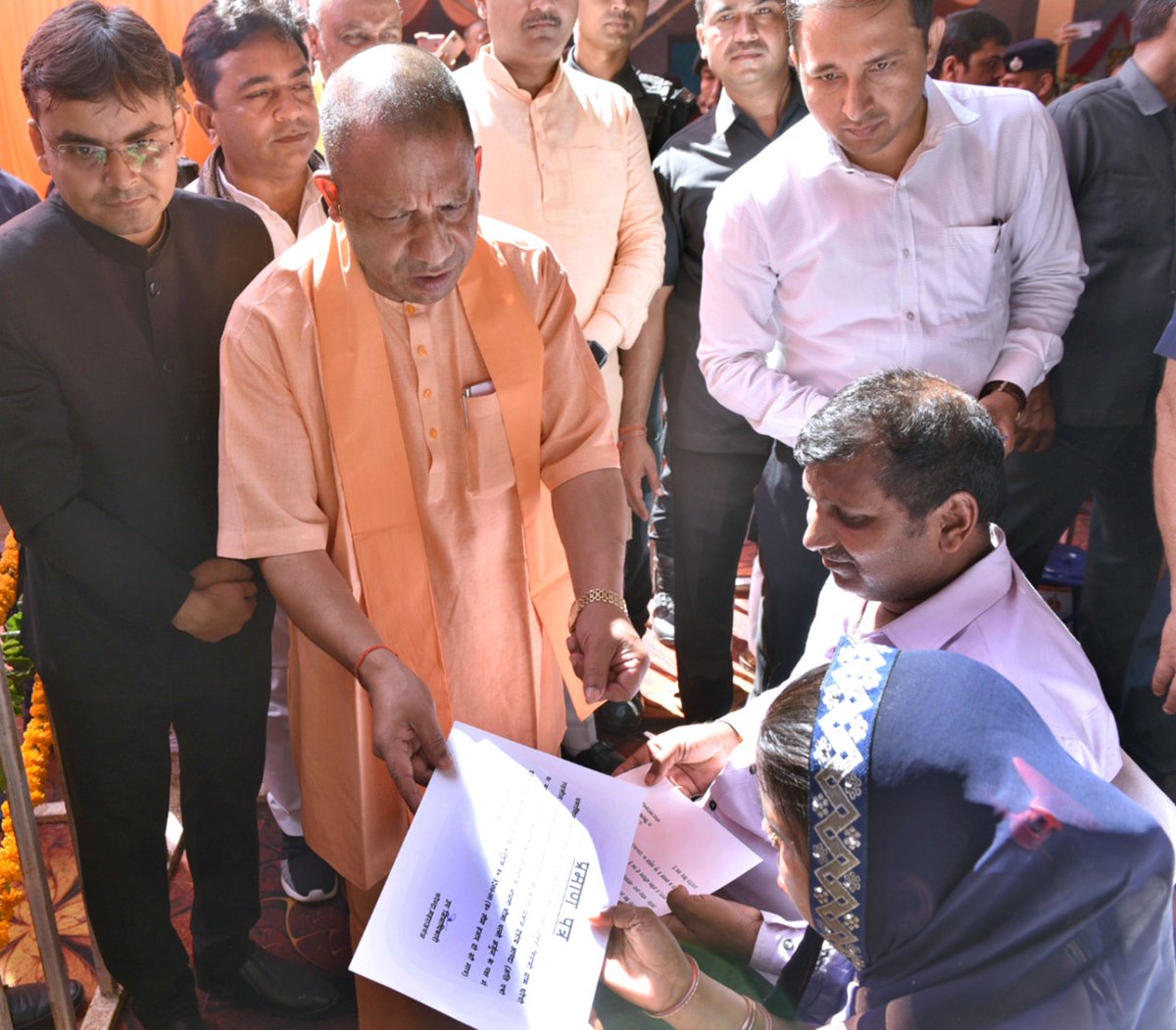 DmMaharajganj's tweet image. मा. मुख्यमंत्री उ.प्र.शासन श्री @myogiadityanath जी द्वारा बाढ़ पीड़ितों को राहत सामग्री व बाढ़ से हुए नुकसान की क्षतिपूर्ति हेतु अनुदान राशि का प्रमाणपत्र वितरित किया गया। इस अवसर पर मा. मुख्यमंत्री जी द्वारा बाढ़ पीड़ितों की सहायता हेतु जिला प्रशासन को अमूल्य निर्देश भी दिए गए।