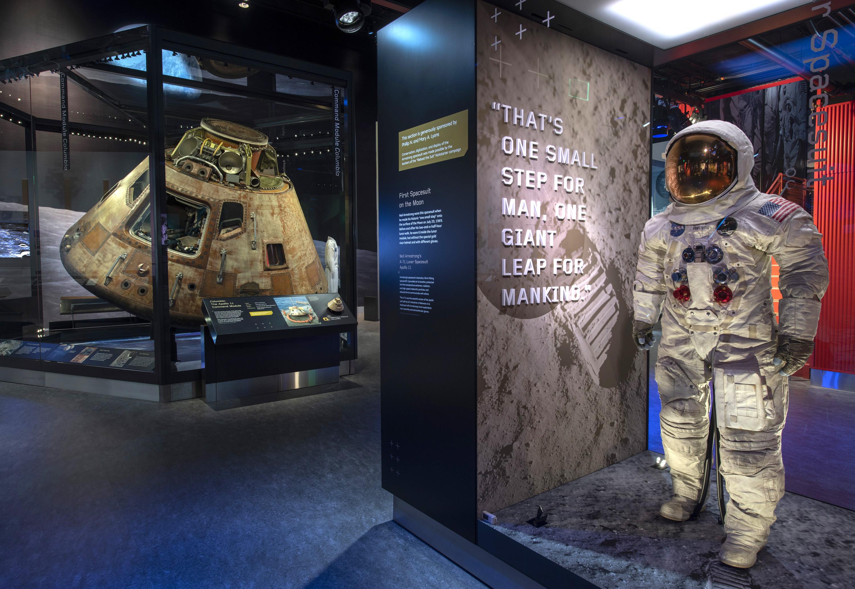 smithsonian-neil-armstrong-space-suit