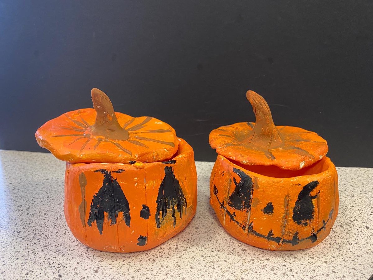 craigroystonart's tweet photo. Incredible little Jack-o-lantern clay pinch pots by Sophie T and Yesenia in S2 Art Elective. Happy holidays everyone, see you all after the October break 🎃🧡🎃🧡🎃🧡 https://t.co/dBjzRjhF2J