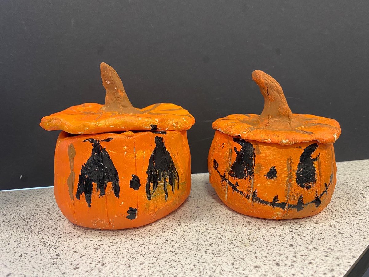 craigroystonart's tweet photo. Incredible little Jack-o-lantern clay pinch pots by Sophie T and Yesenia in S2 Art Elective. Happy holidays everyone, see you all after the October break 🎃🧡🎃🧡🎃🧡 https://t.co/dBjzRjhF2J