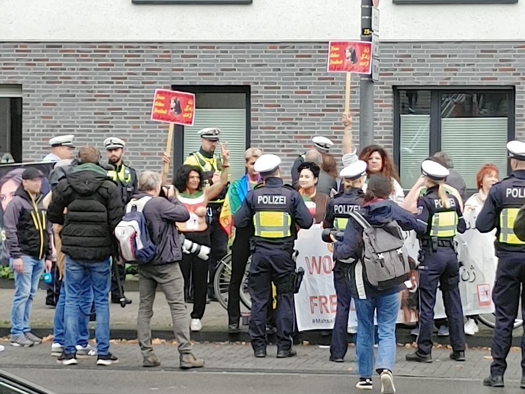 GencAsip's tweet photo. @Tarek_Bae Oben-ohne-Demo. Zentralmoschee demonstrierten ca 20 Iraner. AfD war gar nicht da... https://t.co/5jTfRP0rCI