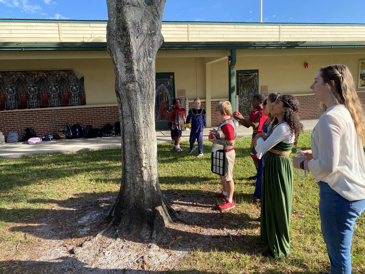 4th grade Medieval STEAM and Core Knowledge Day is in full effect <a href="/RosewoodMagnet/">Rosewood Magnet</a>!