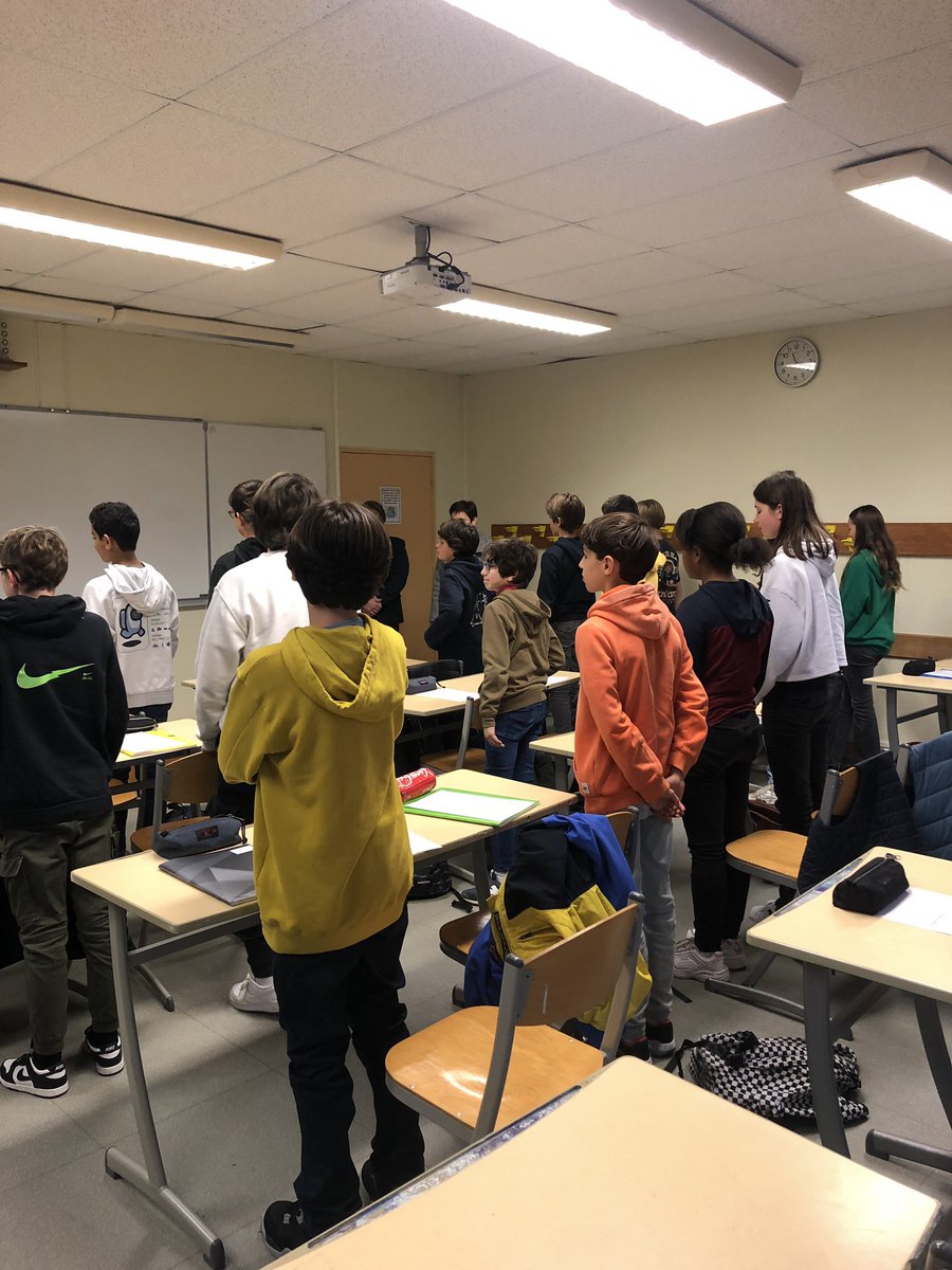 Hommage à #SamuelPaty au collège Léonard de Vinci de Bois-Guillaume avec la directrice académique : une minute de silence a été observée avec les élèves de 4ème. 
Un moment important de recueillement et de partage autour de la #laïcité. 🇫🇷🇫🇷