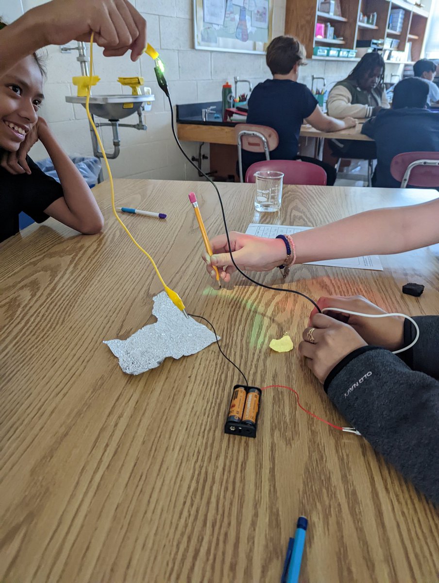 MrsKomal3's tweet photo. Students are examining elements with our #DonorsChoose materials! #conductivity #komalscience #FISScience #middleschoolscience #7thgradescience https://t.co/ZMa2gSfIuu