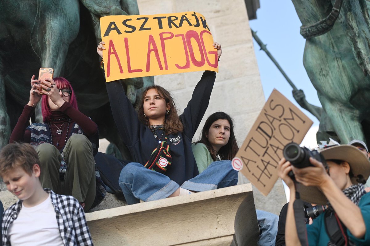 viktoriaserdult's tweet photo. Huge protest in #Budapest happening now. After a day of strikes and civil disobedience, #Hungarian students and teachers are marching together for better wages and better education. Photos: HVG/Túry Gergely https://t.co/8PqQ5EG6Nu