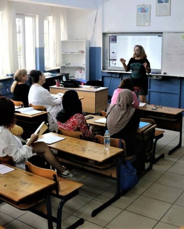 HalkKonyaalt's tweet photo. Konyaaltı Halk Eğitimi Merkezimiz bünyesinde açılan Yabancılara Türkçe kurslarımız ile basında geniş yer aldık. Ülkemize çeşitli sebeplerle gelen Yabancı Uyruklu Vatandaşlara Türkçe Öğretiyoruz.Açtığımız kurslarımızla ve başarılarımızla basında övgüyle yer almaya devam edeceğiz. https://t.co/cavrN6jjOy
