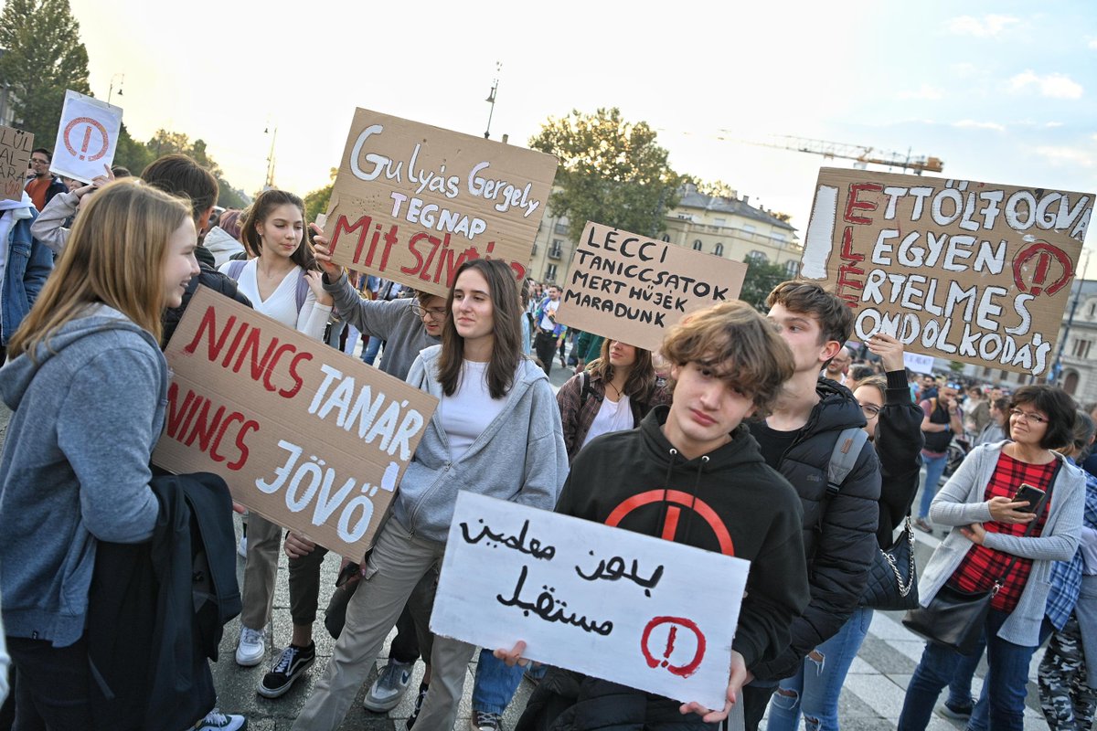 viktoriaserdult's tweet photo. Huge protest in #Budapest happening now. After a day of strikes and civil disobedience, #Hungarian students and teachers are marching together for better wages and better education. Photos: HVG/Túry Gergely https://t.co/8PqQ5EG6Nu