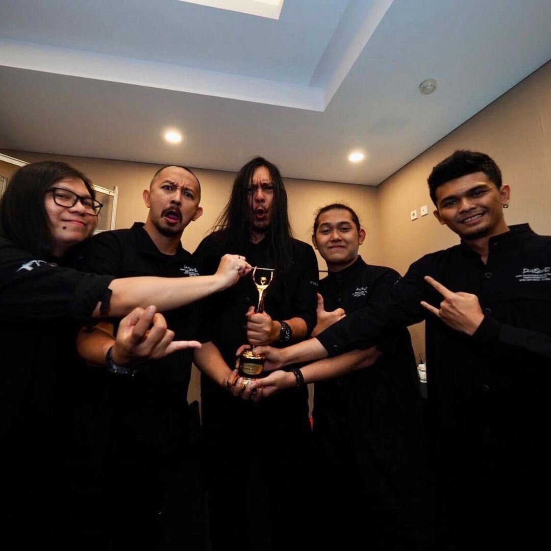 Christdonaldson's tweet photo. 🏆 A big congratulations to the talented lads of @DEADSQUAD_Band for winning the @AMIawards for Best Metal Album of the Year 👏👏👏
🎚 Mixed and mastered by me | Assist engineering by @DomGrimard 

#bestmetalalbumoftheyear https://t.co/g8rfleDkwE
