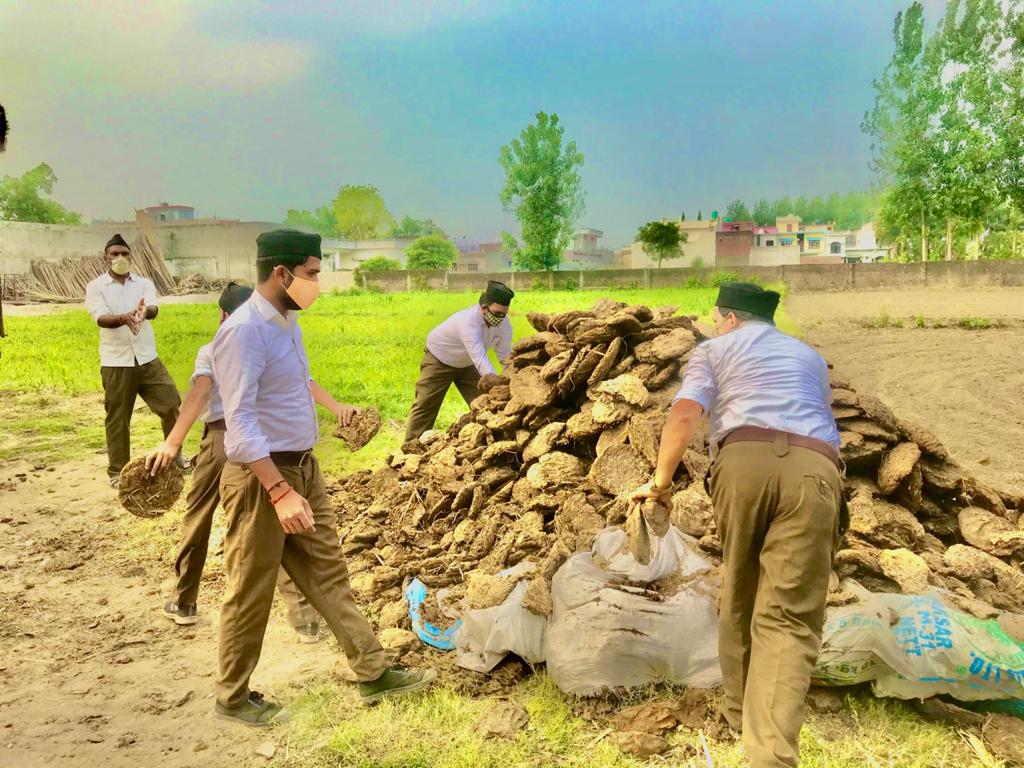 SewaGatha's tweet photo. यह दृश्य हरिद्वार का है। कोविड काल के संकट व स्वयंसेवकों के पुरूषार्थ की कहानी यह फोटो स्वयं कह रही है।

पढ़िए सेवा कार्य: https://t.co/tTVtIWv6n1 
#Rss             #sewagatha
#Haridwar       #uttarakhand
#covid           #corona

@RSSorg https://t.co/SsAVkzlDZK