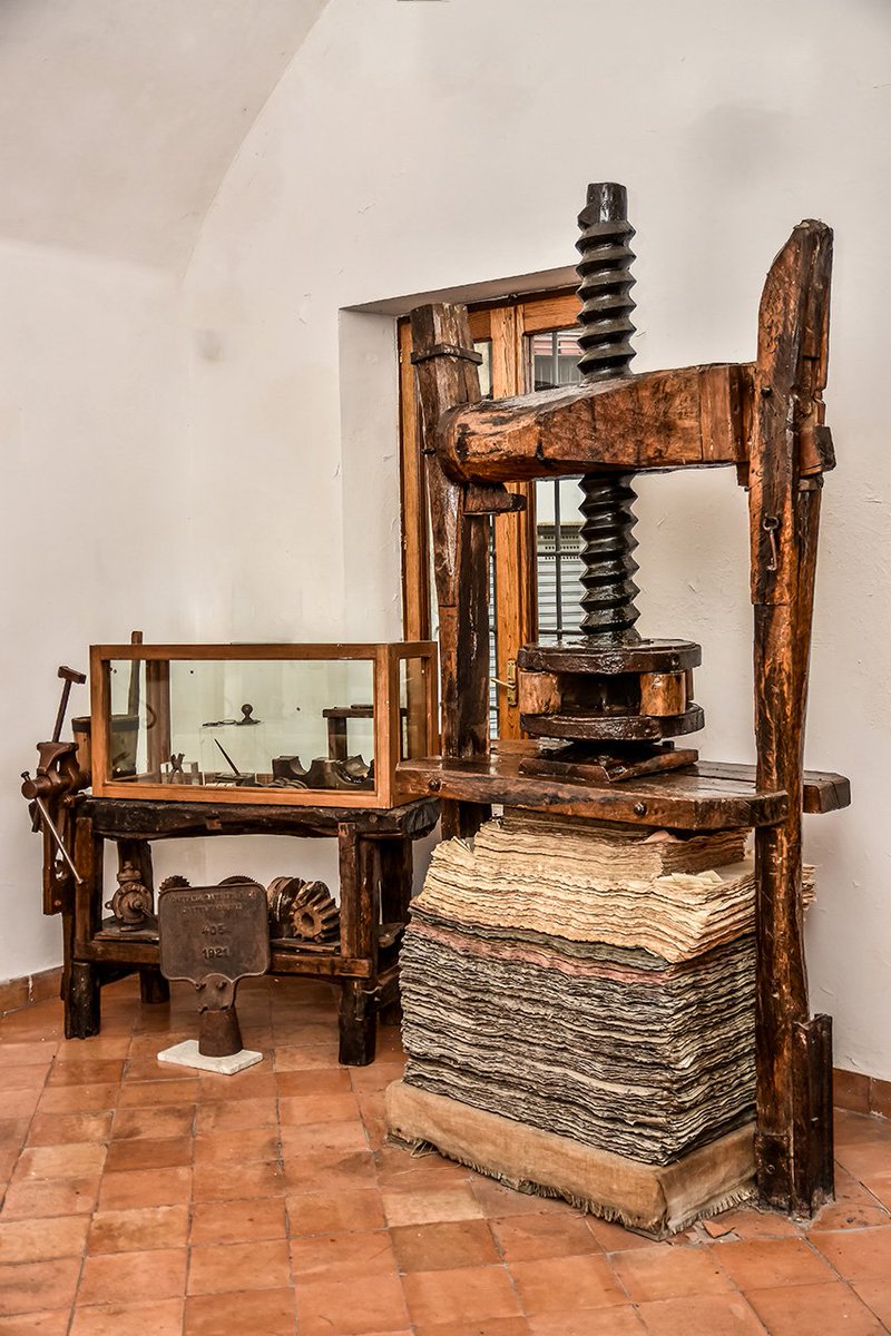 Il Museo della Carta di Amalfi è ospitato in un’antica cartiera che risale al XIII secolo. Questa struttura, unica al mondo, offre ai suoi visitatori la magia di tornare indietro nel tempo e di sperimentare direttamente le antiche tecniche di produzione della carta. #libri #carta