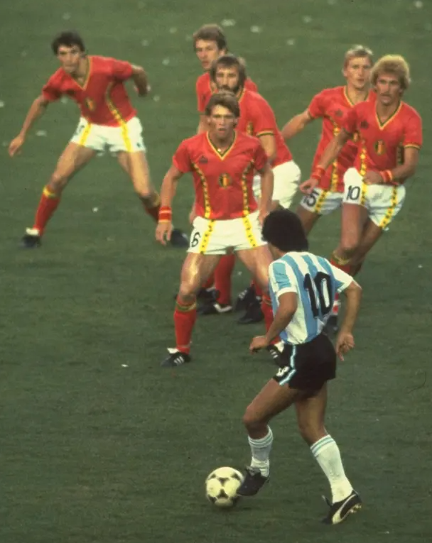 TrungTPhan's tweet photo. This is one of the most iconic photos in World Cup history: Argentina's legendary Maradona vs. 6 Belgian defenders. 
  
The image is incredible but isn't exactly as it seems.

Let me explain🧵 https://t.co/8gchxPV053