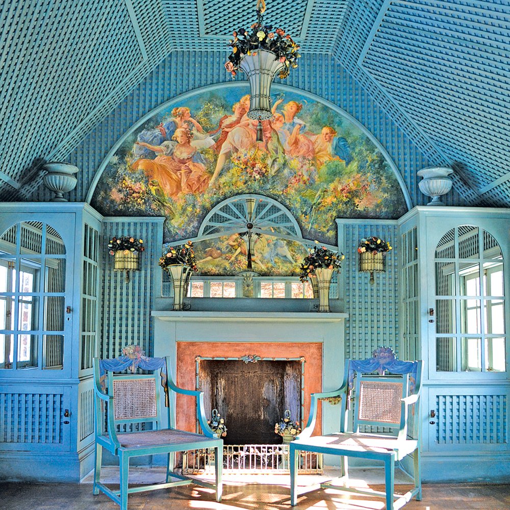 AllInLine1's tweet photo. Elsie de Wolfe is considered one of the first interior designers in the world, adding a feminine touch to the dark Victorian Era decor with light colours and mirrors. 🌟
#ElsiedeWolfe #interiordesign #interiors #Victorian https://t.co/HpdrxEqcQ9