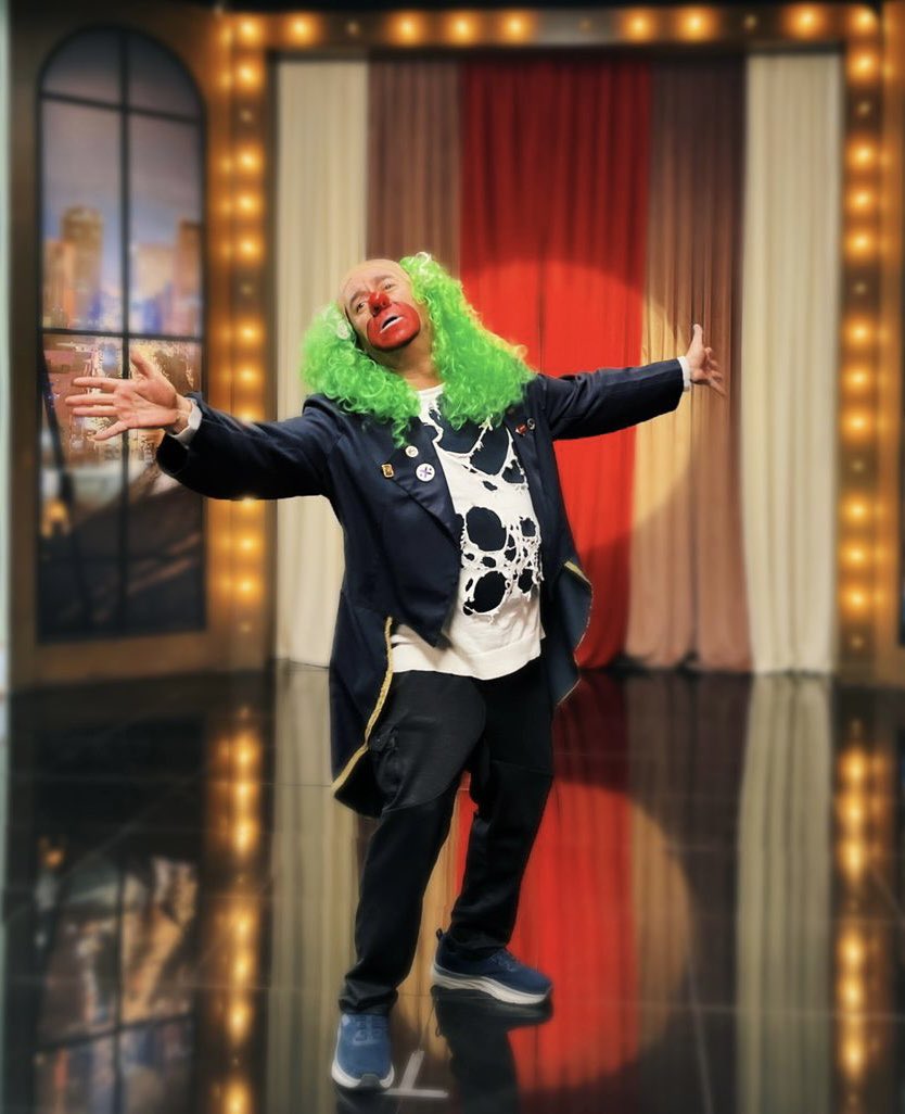 Cheñoras y cheñores, niños y niñas, caramelos y bolitas. Hoy, al sonar las 20:00 tendremos #TeneBrozo 
Ahí los veo, mis chamacos. Órale!