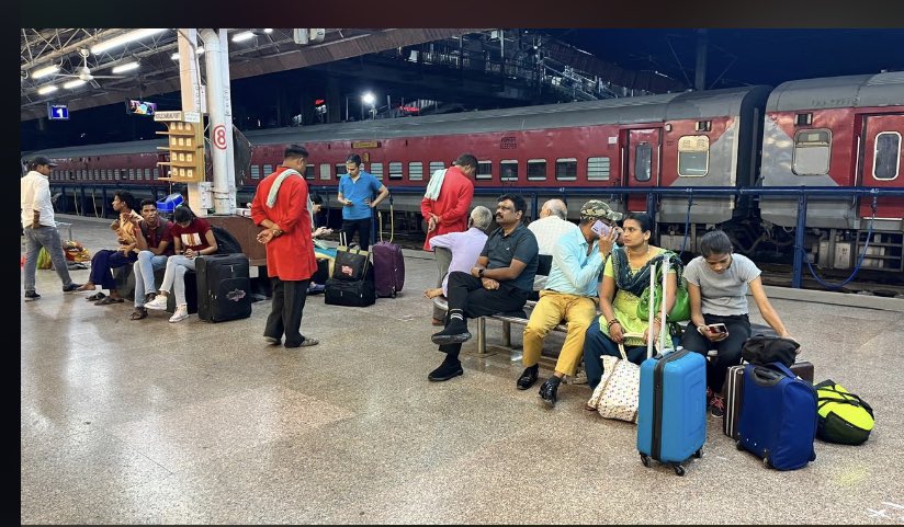 AradhanaGiri6's tweet photo. True leadership..no circle of sycophants and Apple polishers, no protocols, true public servant…simple and humble @sidarths #GoB #trend_setter https://t.co/CUKHuN3LDG