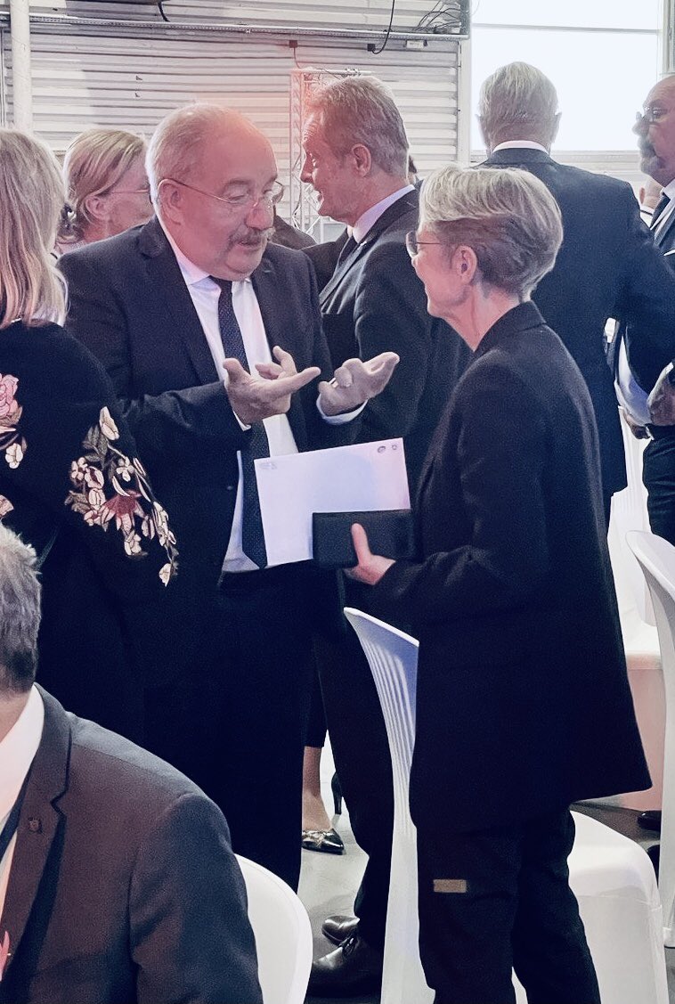 christianpoiret's tweet photo. À l’occasion des Assises des Départements de France, j’ai pu sensibiliser @Elisabeth_Borne sur notre Département et l’ai invitée à venir très rapidement pour lui présenter notre priorité politique, le retour à l’#emploi ! #assisesDF #ADF2022LG https://t.co/wMtS1zMUXW