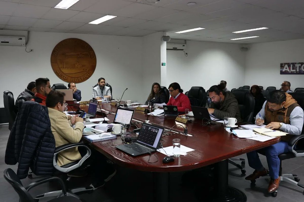 Gobierno Regional Tarapacá (@gore_tarapaca) on Twitter photo #AltoHospicio🏙
Gobernador <a href="/JMCarvajalG/">Gobernador José Miguel Carvajal</a> se reunió con el alcalde de #AltoHospicio y el Concejo Municipal para conocer las prioridades de las autoridades comunales que deben estar plasmadas en el Plan de Zonas Extremas, el cual inyectará una gran cantidad de recursos a #Tarapacá. #AltoHospicio🏙
Gobernador <a href="/JMCarvajalG/">Gobernador José Miguel Carvajal</a> se reunió con el alcalde de #AltoHospicio y el Concejo Municipal para conocer las prioridades de las autoridades comunales que deben estar plasmadas en el Plan de Zonas Extremas, el cual inyectará una gran cantidad de recursos a #Tarapacá.
