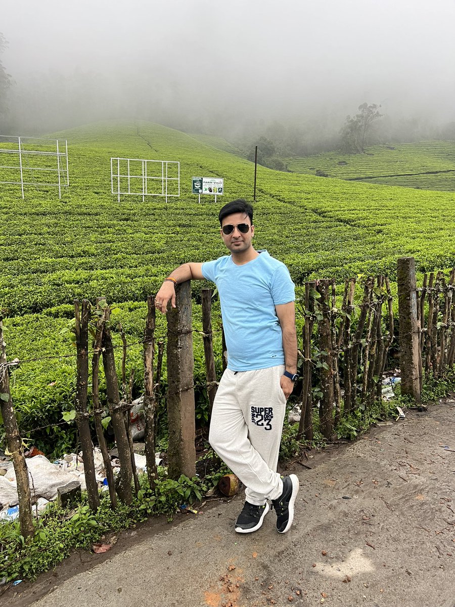 pujari_anup's tweet photo. चाय के बागान और मसालों के ��ेड़ से सजा है मुन्नार, मन को तरोताजा कर देती हैं यहां की वादियां और खुशबू
#kerala #munaar https://t.co/zK6Wv3dJa3