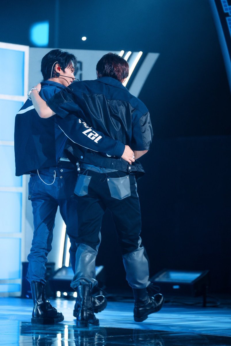 faiakacotton's tweet photo. อินเตอร์บอกรูปนี้คือเกิดจากมาร์คในอินกิกาโยที่แสดงสีหน้าเจ็บๆเหนื่อยๆตอนเต้นบนสเตจ แล้วน้องแฮชานดูแลประคองตัวพี่ม้าค 🥺🥺 https://t.co/D7Y2Dc4wfl