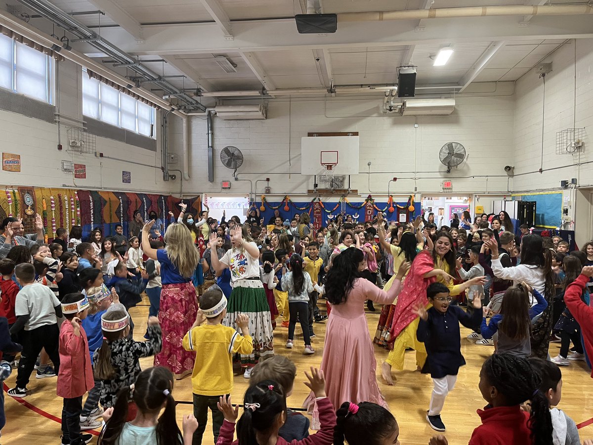LyncrestSchool's tweet photo. Thank you, Lyncrest Families, for the exciting Diwali presentation!  Our students have some moves!!! Happy Diwali!  #lyncreststars https://t.co/2iNpeyxk2h