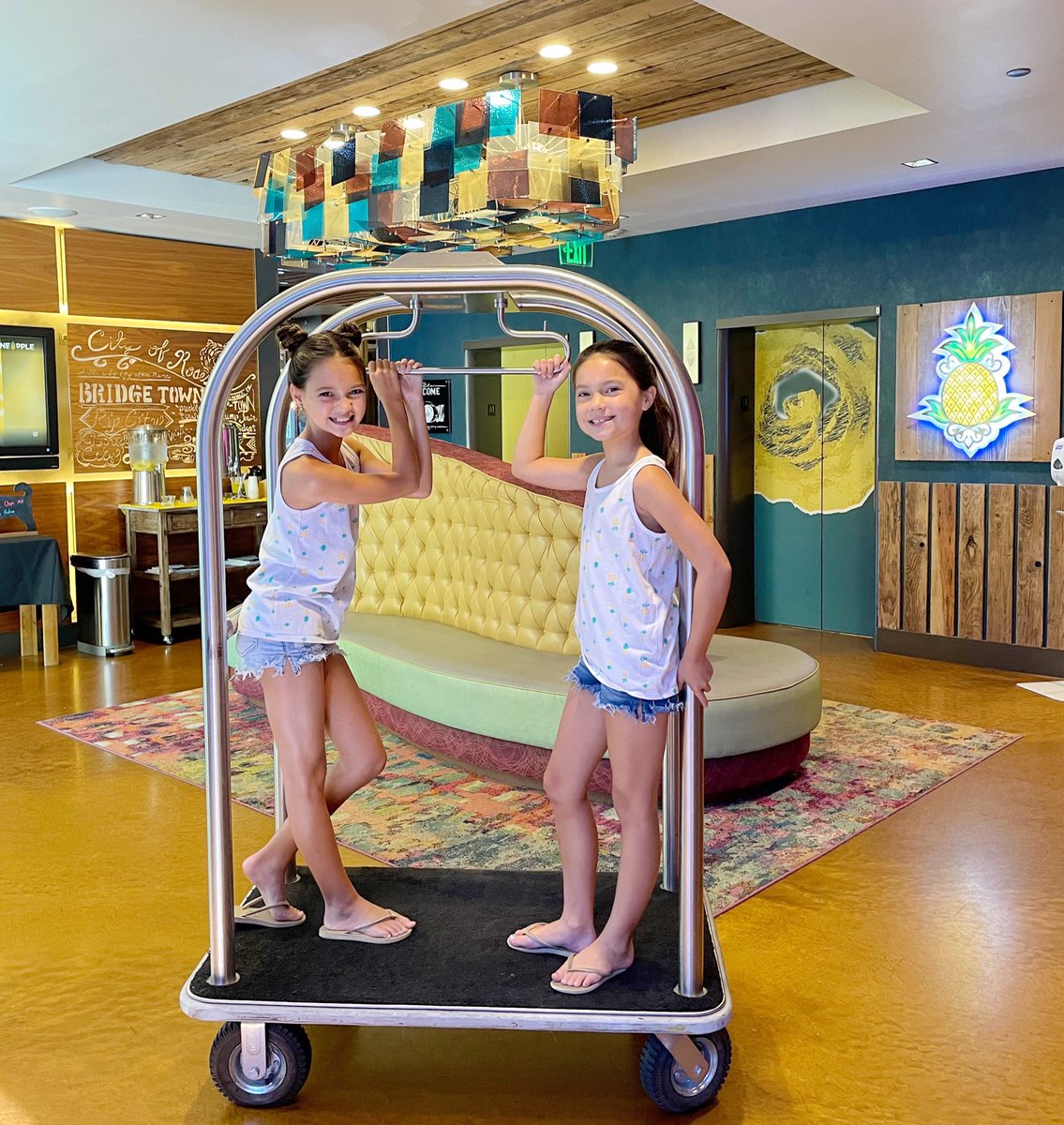 Staypineapple's tweet image. 🍍Double trouble checking in! 👯‍♀️

We love growing our Staypineapple family with lots of new friends and families! 💛

Have you taken a Staypineapple family vacation yet?!🍍

#Staypineapple #boutiquehotels #familytravel