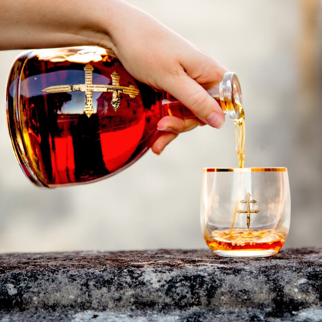 DusseCognac's tweet photo. The perfect pour. #DUSSE #Cognac https://t.co/vcKk4zouA1