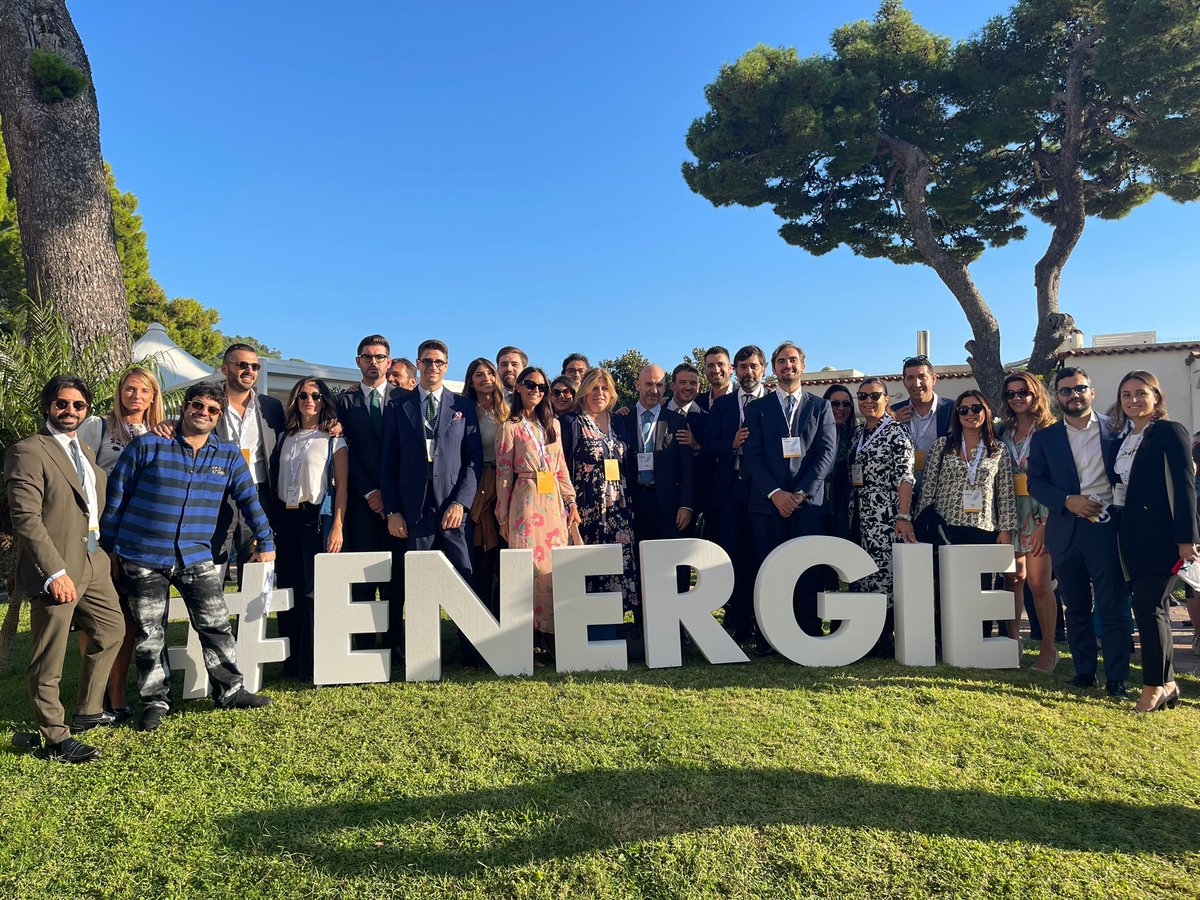 In foto con il nostro Presidente Angelo Camilli in occasione dei lavori del convegno “Energie. Per cambiare epoca”...chi meglio dei #GiovaniImprenditori?

Buon lavoro a tutti i <a href="/GIConfindustria/">GI Confindustria</a> 
#Capri2022