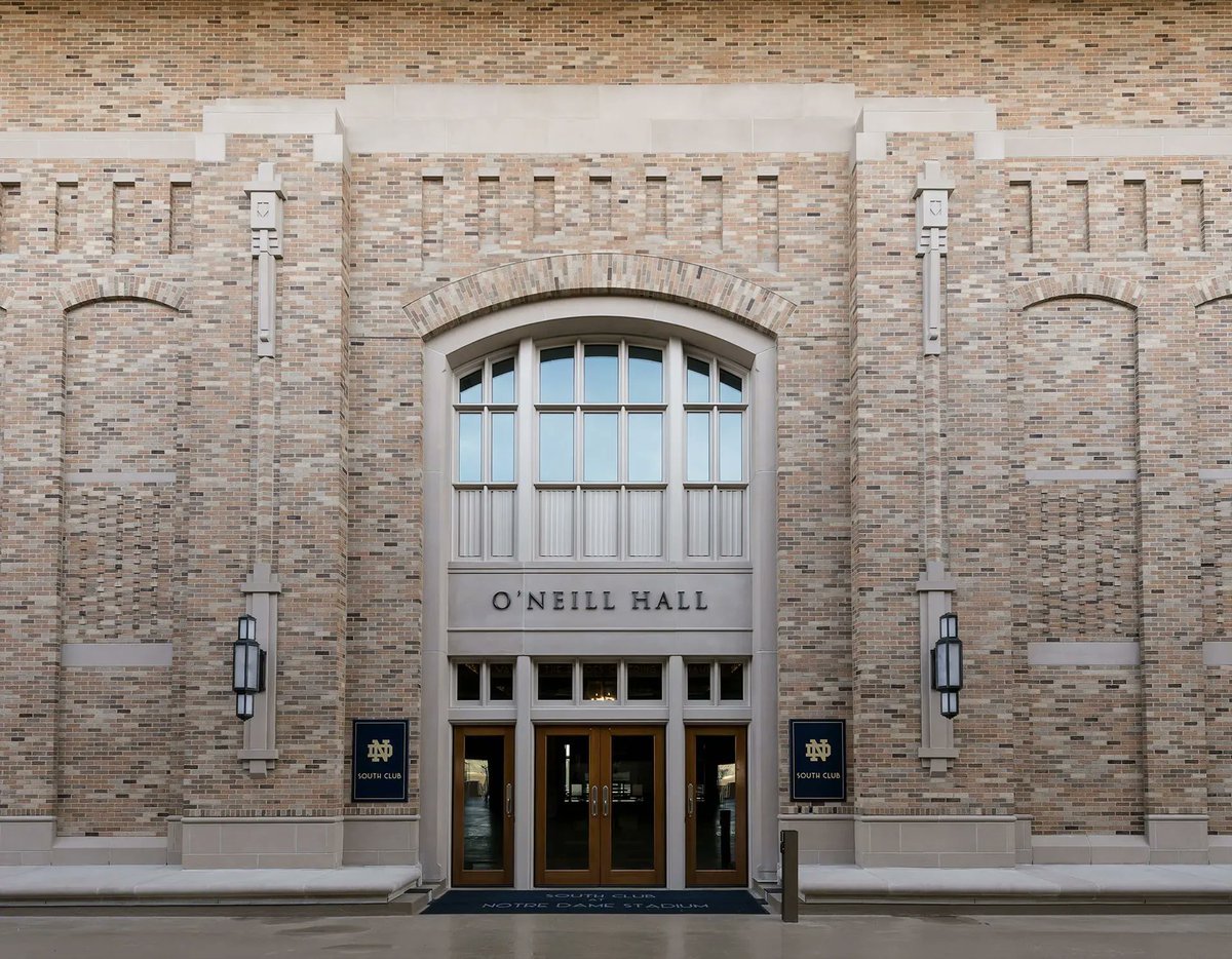 Some 850 tradesmen participated in the $400 million project at the University of <a href="/NotreDame/">University of Notre Dame</a> at its peak... The project also required 1.7 million bricks and 13,000 tons of structural steel. buff.ly/3BxyDnl

#MASONRYmagazine