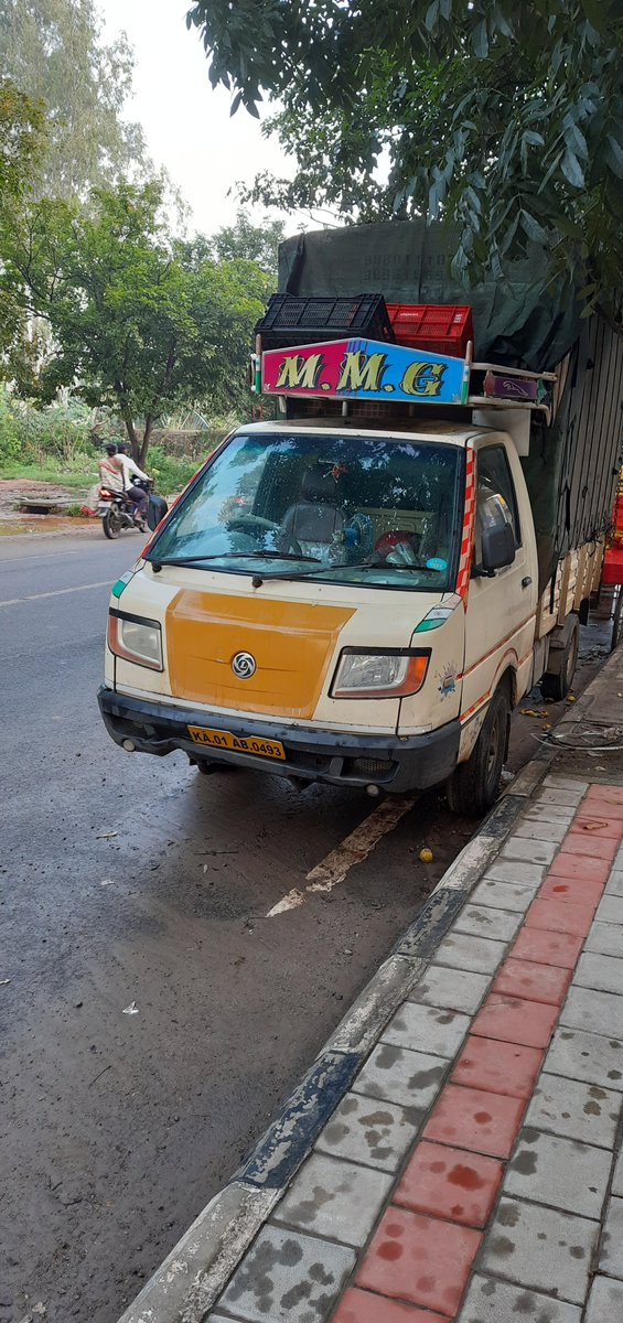 BengaluruResid1's tweet photo. @hsrltrafficps Everyday this vendor truck is parked on Gear School Road, BHOGANAHALLI in front of Prestige Jade Pavillion, blocking the school buses and causing a traffic jam, request you to kindly relocate the vendor from main road.  

https://t.co/KwFK9rD5e6 https://t.co/MYMbNuhv5A
