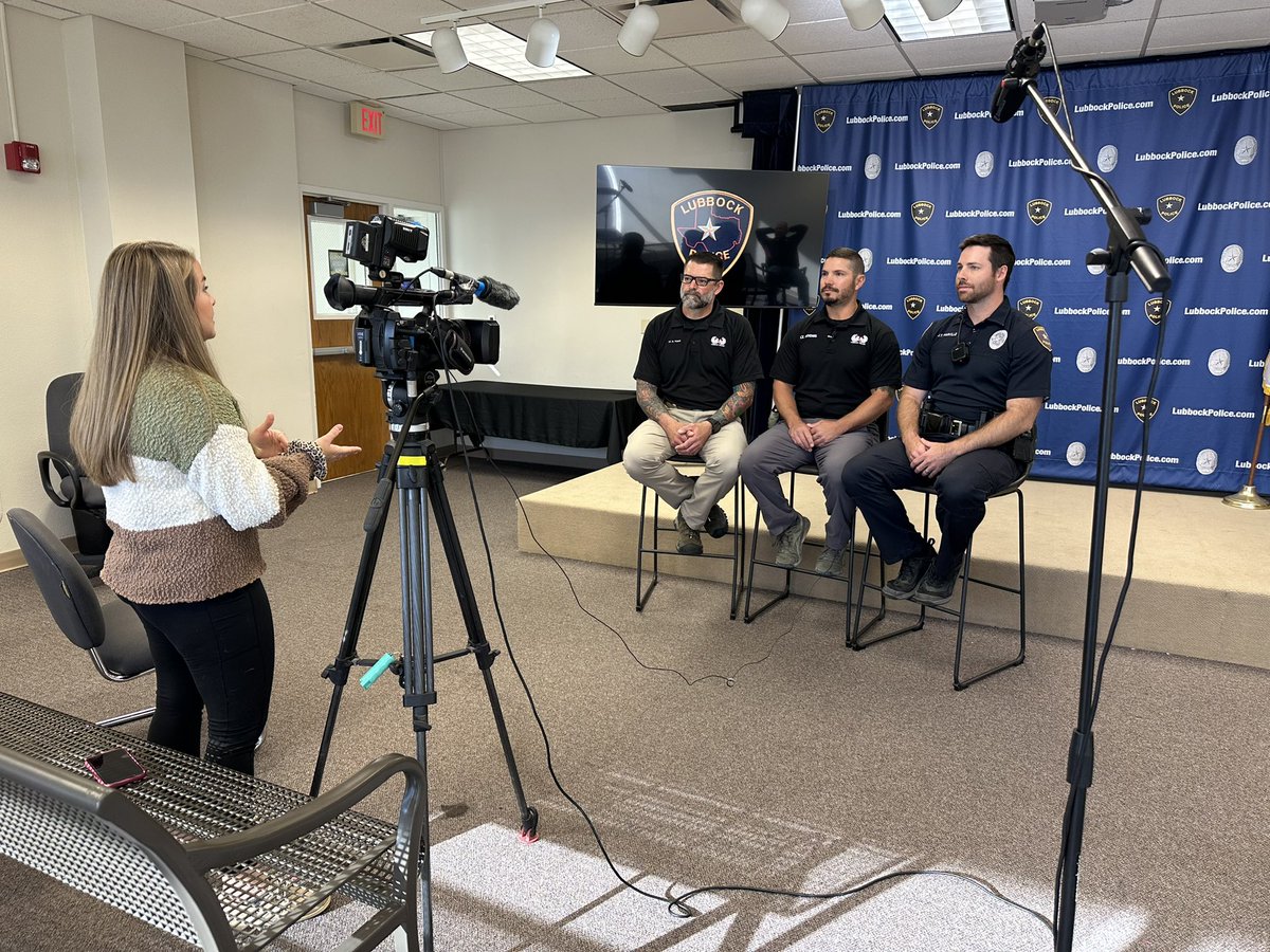 LubbockPolice's tweet photo. Thanks to @sena_landry for stopping by to visit with members of our SWAT team!

We hope y’all will tune in to catch all the details of their recent participation in the TTPOA competition! https://t.co/qB3F9jCONe
