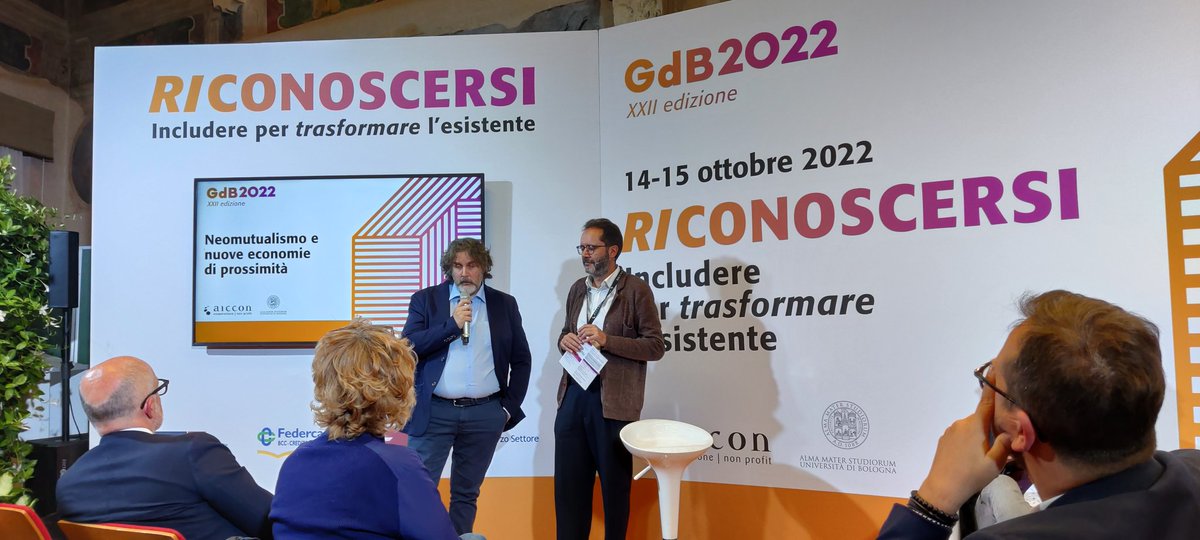 p4ol0tshiamo's tweet image. &quot;La società civile è chiamata a democratizzare l&apos;algoritmo&quot; dice @paolobenanti intervistato da @oilforbook; il quale aggiunge che la tecnologia crea ambienti, ma dobbiamo decidere noi dove vanno questi ambienti.

#GdB2022