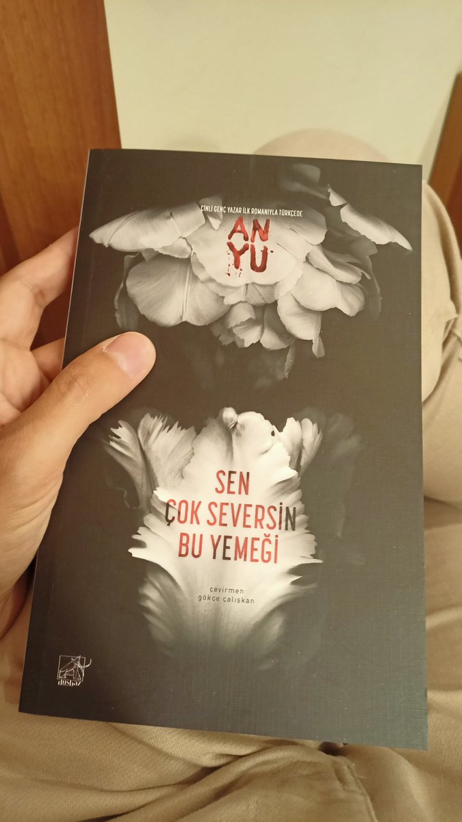 froggprincee's tweet image. Yine dayanamayıp okuduğum enfes bir kitabı paylaşmak istedim. Öteden beri Uzakdoğu edebiyatına ilgi duymuyorum fakat böyle eserler beni pek heyecanlandırıyor. Yazarı henüz 26 yaşında. Han Kang kadar iyi ya.🥹 Okuyun derim. (Kapak için ekstra 🧡) #AnYu #BraisedPork