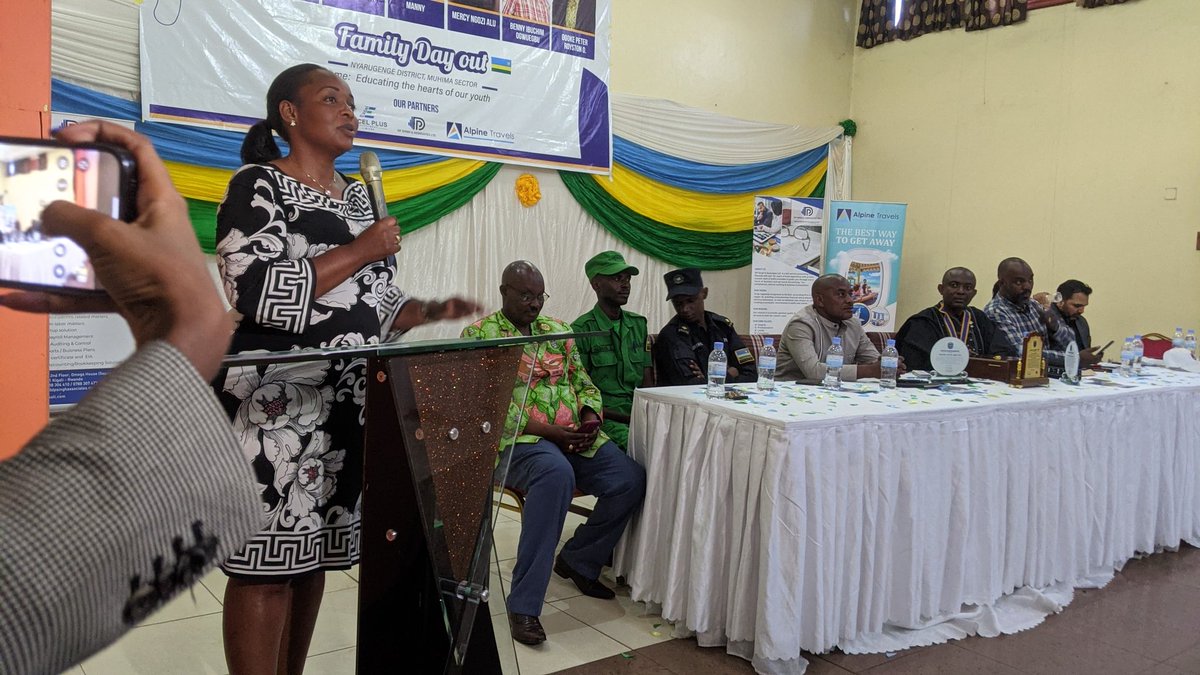 NycMuhima's tweet photo. Uyumunsi Urubyiruko rw'abakorerabushake bo mu murenge wa #Muhima @MuhimaRwanda kubufatanye na #Rotary_club batanze ibitabo Ku Bana babanyeshuri biga #Primary na #Secondary banishurira #Abaturage_200 ubwishingizi mu kwivuza Mutuelle de sante
Bari kumwe na #DDEA @nshutiesp https://t.co/xcRM9SaVfY