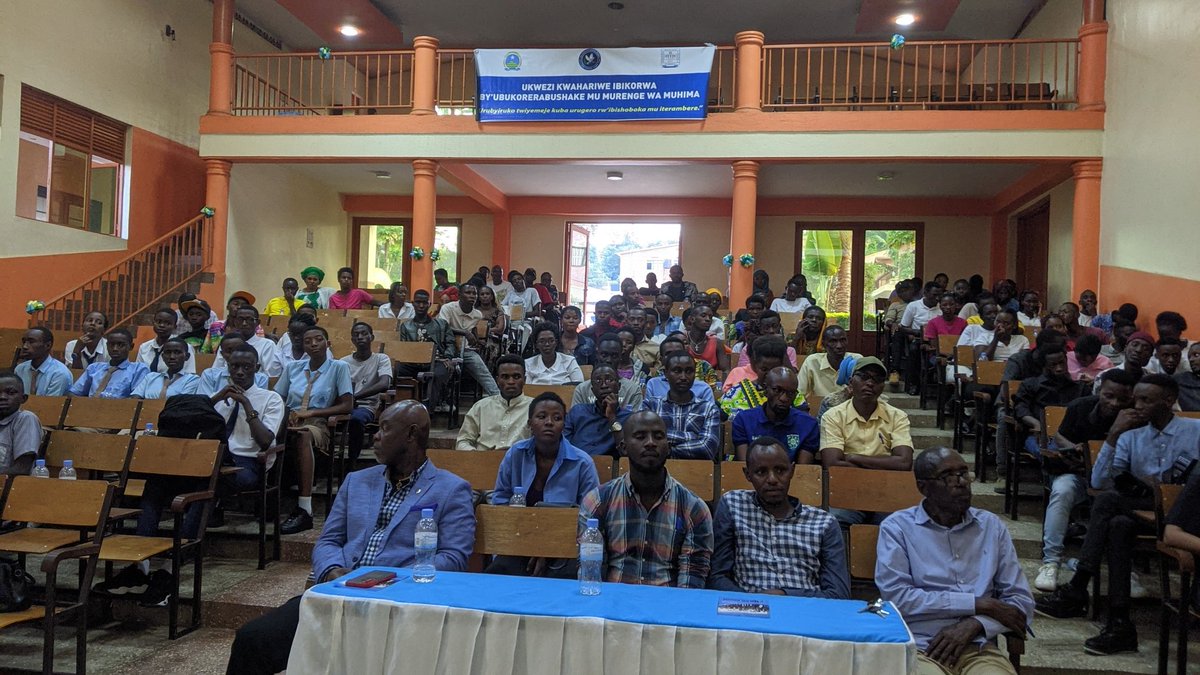 NycMuhima's tweet photo. Uyumunsi Urubyiruko rw'abakorerabushake bo mu murenge wa #Muhima @MuhimaRwanda kubufatanye na #Rotary_club batanze ibitabo Ku Bana babanyeshuri biga #Primary na #Secondary banishurira #Abaturage_200 ubwishingizi mu kwivuza Mutuelle de sante
Bari kumwe na #DDEA @nshutiesp https://t.co/xcRM9SaVfY