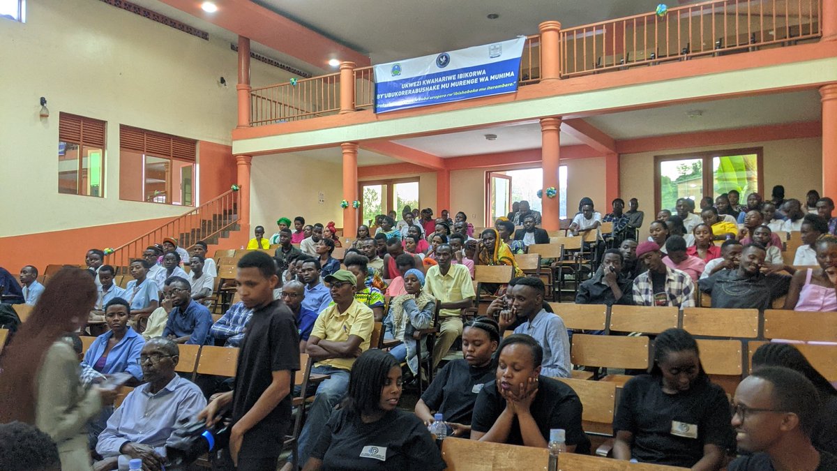NycMuhima's tweet photo. Uyumunsi Urubyiruko rw'abakorerabushake bo mu murenge wa #Muhima @MuhimaRwanda kubufatanye na #Rotary_club batanze ibitabo Ku Bana babanyeshuri biga #Primary na #Secondary banishurira #Abaturage_200 ubwishingizi mu kwivuza Mutuelle de sante
Bari kumwe na #DDEA @nshutiesp https://t.co/xcRM9SaVfY