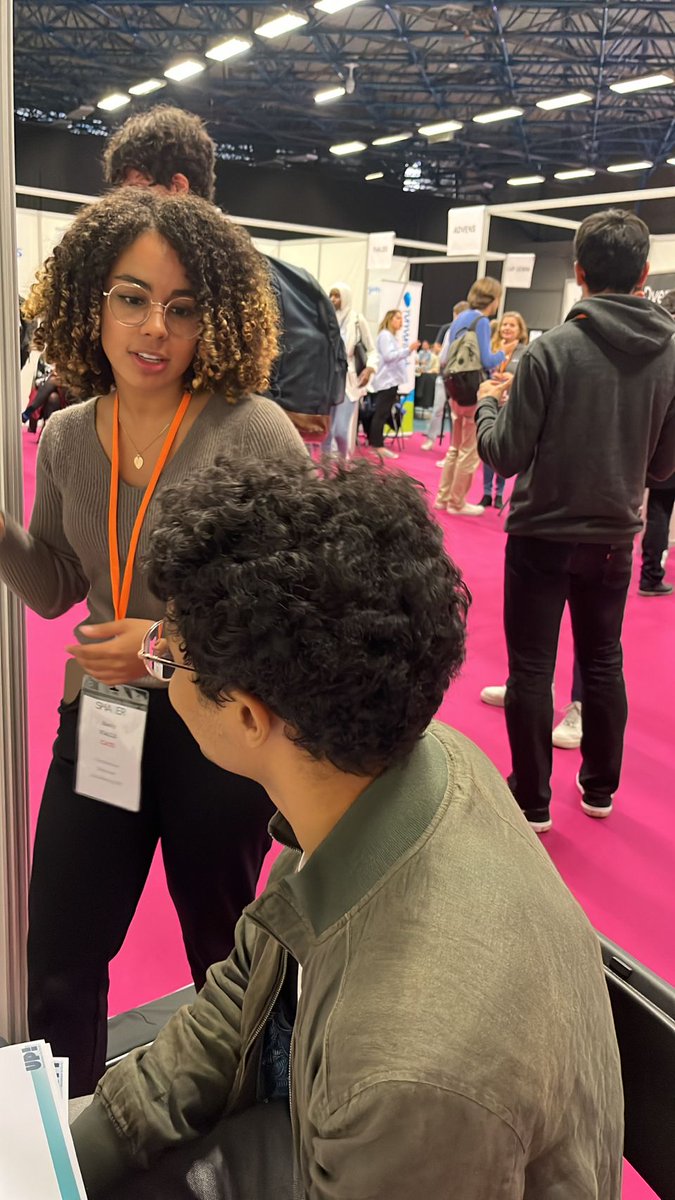 CA_TS_'s tweet photo. (1/3)On vous le présentait sur Linkedin : hier s’est clôturée la 6ème édition de @LeShaker_TV!😎C’était au Campus Tech de Lyon, et nos collaborateurs ont pu échanger avec les étudiants sur leurs ambitions et leurs projets professionnels pendant ces 2 jours #tech  passionnants!💻 https://t.co/RtdH3WmRR3