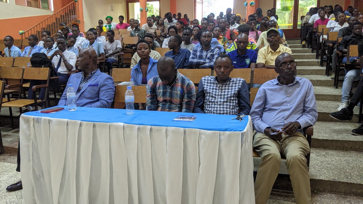 NycMuhima's tweet photo. Uyumunsi Urubyiruko rw'abakorerabushake bo mu murenge wa #Muhima @MuhimaRwanda kubufatanye na #Rotary_club batanze ibitabo Ku Bana babanyeshuri biga #Primary na #Secondary banishurira #Abaturage_200 ubwishingizi mu kwivuza Mutuelle de sante
Bari kumwe na #DDEA @nshutiesp https://t.co/xcRM9SaVfY