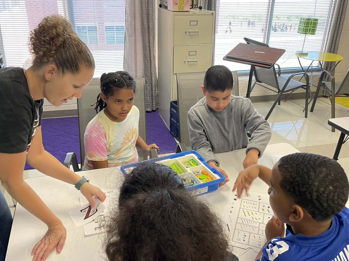 garcianazarioe's tweet photo. Ms Kincheloe’s 4th grade class & Ms Brown (GT teacher):Collaborative activities to create, solve and have fun by learning together. #lisdlearns #funFriday #iheartPCES @PetersColonyES https://t.co/tGJconkXVt
