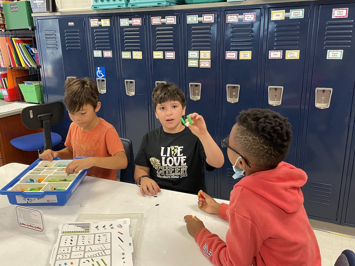 garcianazarioe's tweet photo. Ms Kincheloe’s 4th grade class & Ms Brown (GT teacher):Collaborative activities to create, solve and have fun by learning together. #lisdlearns #funFriday #iheartPCES @PetersColonyES https://t.co/tGJconkXVt