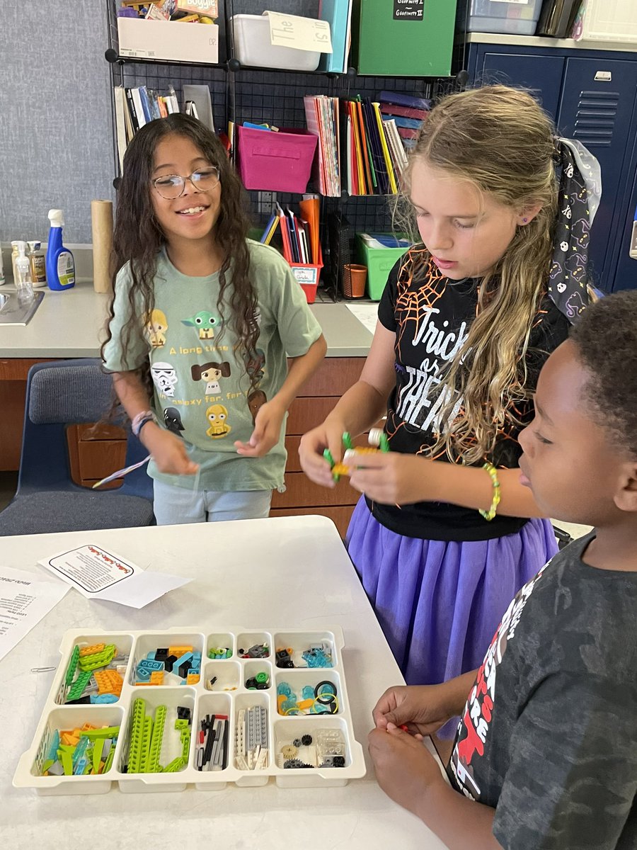 garcianazarioe's tweet photo. Ms Kincheloe’s 4th grade class & Ms Brown (GT teacher):Collaborative activities to create, solve and have fun by learning together. #lisdlearns #funFriday #iheartPCES @PetersColonyES https://t.co/tGJconkXVt