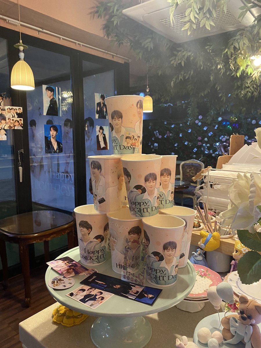 PyeongLa's tweet photo. 💡할라 데뷔 전야제💡

할라 팬인 동생을 둔 친언니랑 데카돌기ㅋㅋ 카페에 할라 노래만 나오는데 모르는 노래가 없어서 당황했대요 언니 그냥 라이트 해

케이크 다 먹고 싶었는데 배불러서 참음 ,,너무 귀엽고 아기자기하게 꾸며주셔서 눈도 입도 즐거웠습니다💕
#하이라이트의_영원한_빛이_되어줄게 https://t.co/uqSj69AZeS