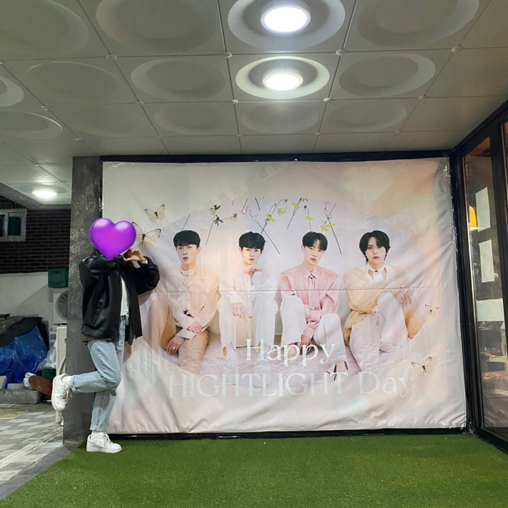 PyeongLa's tweet photo. 💡할라 데뷔 전야제💡

할라 팬인 동생을 둔 친언니랑 데카돌기ㅋㅋ 카페에 할라 노래만 나오는데 모르는 노래가 없어서 당황했대요 언니 그냥 라이트 해

케이크 다 먹고 싶었는데 배불러서 참음 ,,너무 귀엽고 아기자기하게 꾸며주셔서 눈도 입도 즐거웠습니다💕
#하이라이트의_영원한_빛이_되어줄게 https://t.co/uqSj69AZeS
