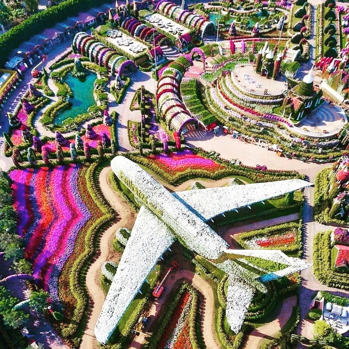 One of Dubai's most aesthetic places has reopened for the winter!

Have you visited Dubai Miracle Garden yet? 

@dubaimiraclegarden 

#Dubai #Rove #Rovehotels #Explore #Aesthetic